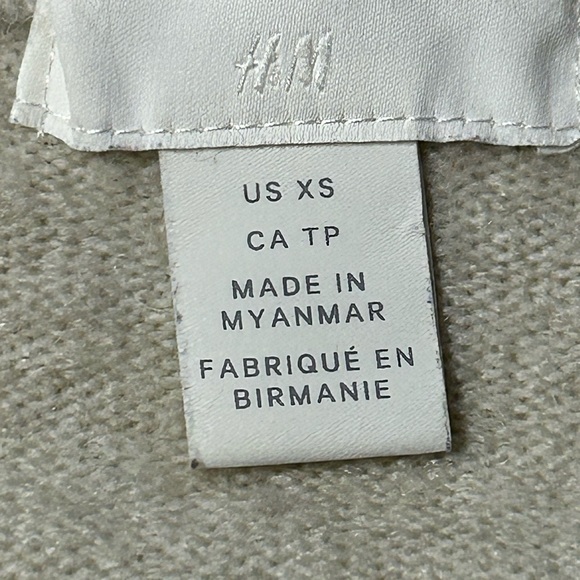 H & M soft, crop knit sweater,‎ boat neck with decorative buttons on front XS - Picture 11 of 13